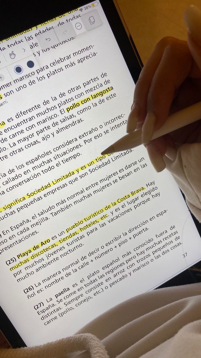 A learner highlighting a Spanish reading on a tablet.